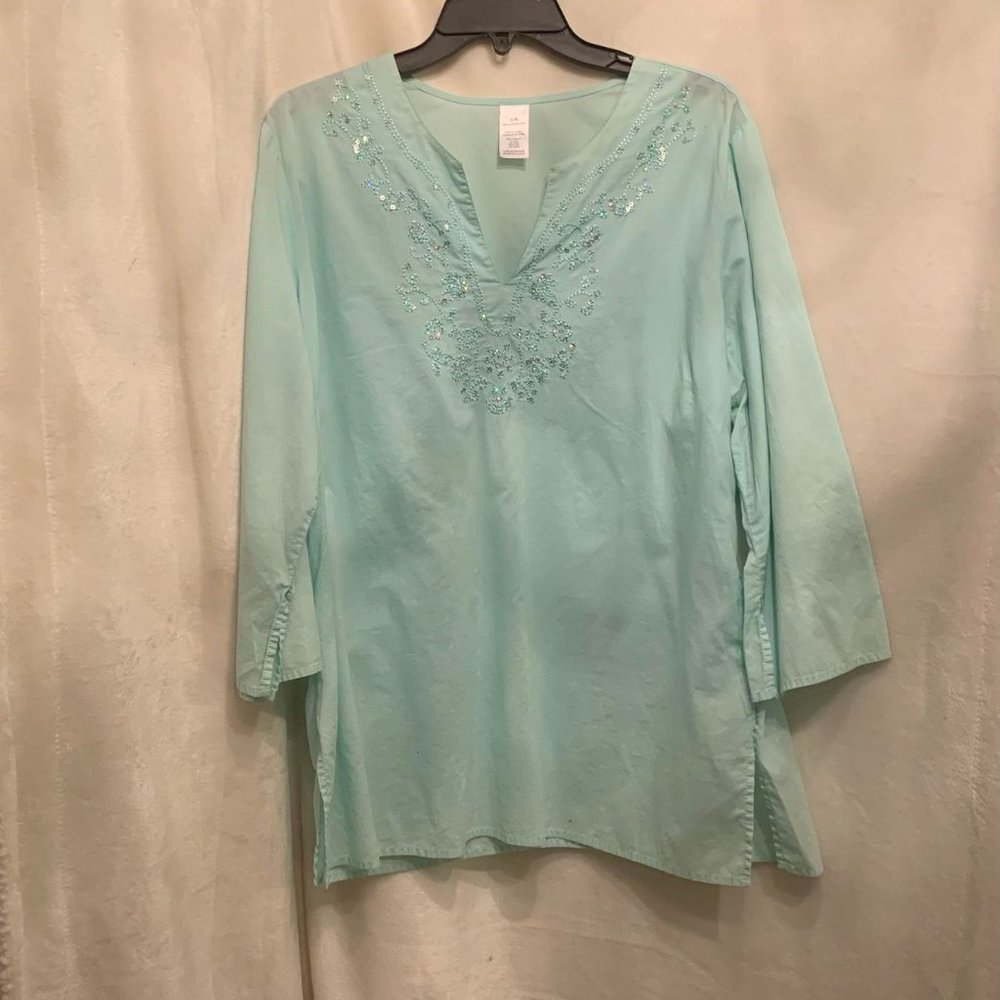 EUC Unbranded Mint Green Top with Embroidery Size Large